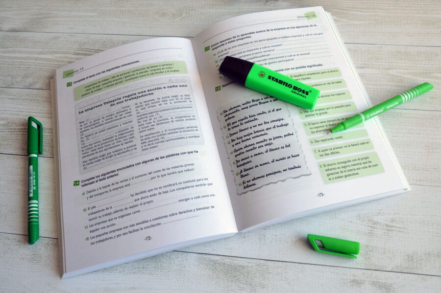 KSIĄŻKI do nauki słownictwa hiszpańskiego na poziomie średniozaawansowanym